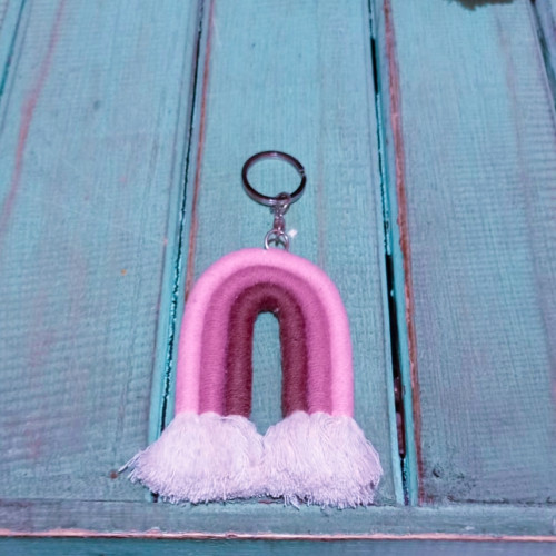 Gantungan kunci bahan benang tasel huruf U ukuran 10 cm warna pink
